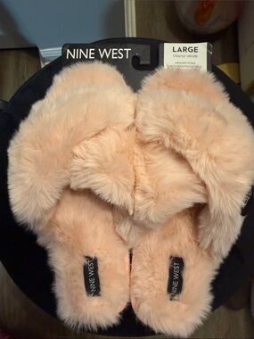 Nine West Ladies foam slippers💕